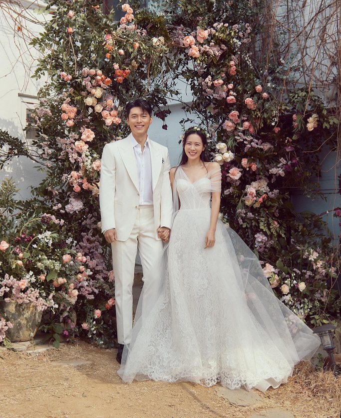A wedding photo of Hyun Bin (L) and Son Ye-jin, provided by MSTeam Entertainment on March 31, 2022.
