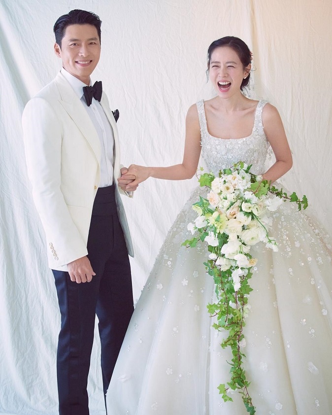 A wedding photo of Hyun Bin (L) and Son Ye-jin, provided by MSTeam Entertainment on March 31, 2022.