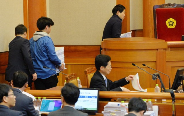 Court clerks are carrying documents in a court room in Seoul. (Yonhap)