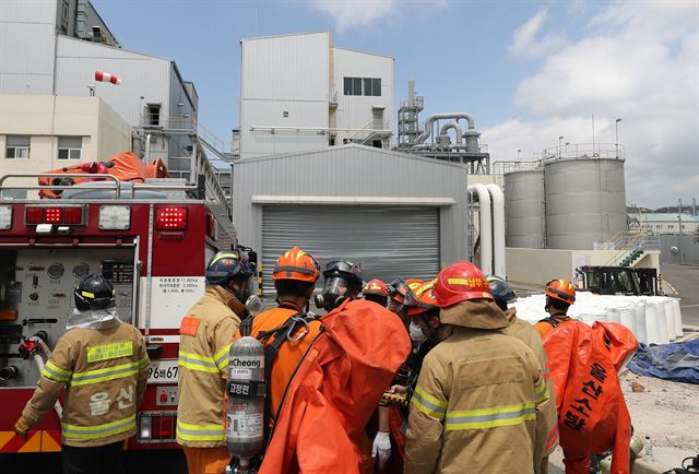 Firefighters arrive at Hanwha Chemical factory in Ulsan, 415 km southeast of Seoul, on May 17, 2018, after a chlorine gas leak at the plant. (Yonhap)