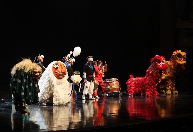 Traditional lion dance troupes from Japan (L), South Korea (C) and China share the stage at the Incheon Culture & Arts Center in Incheon, west of Seoul, on Aug. 29, 2019, in a performance to celebrate a meeting of culture ministers of the three countries. (Yonhap)