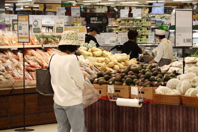 This file photo, taken Sept. 6, 2021, shows a citizen shopping for groceries at a discount store in Seoul. (Yonhap)