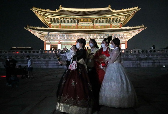 This undated file photo shows participants in a nighttime tour of Gyeongbok Palace in central Seoul taking a selfie. (Yonhap)