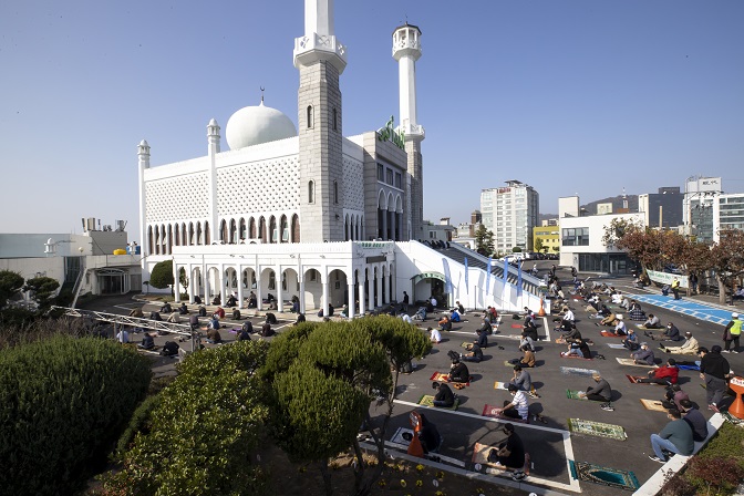 Muslims have a service outdoors at a mosque in Seoul on Nov. 5, 2021. (Yonhap)