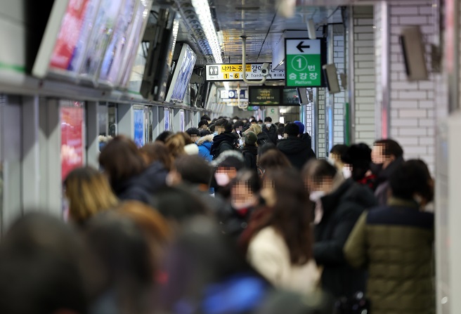 This Jan. 20, 2022, file photo shows people waiting for a train at a subway station in southwestern Seoul. (Yonhap)