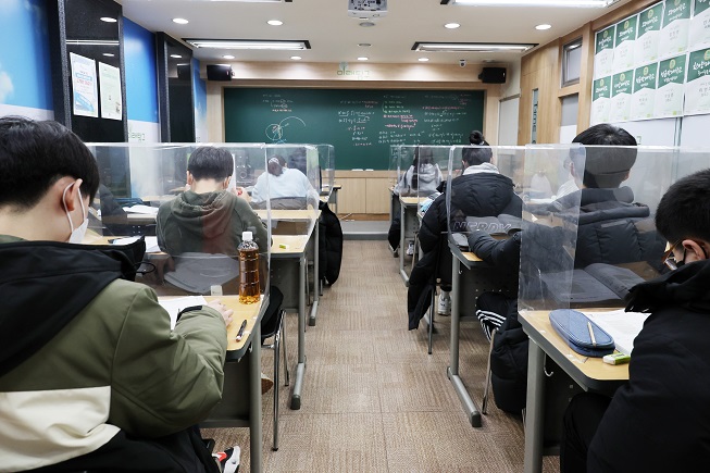 This undated file photo shows students in a classroom at a cram school in Seoul. (Yonhap)