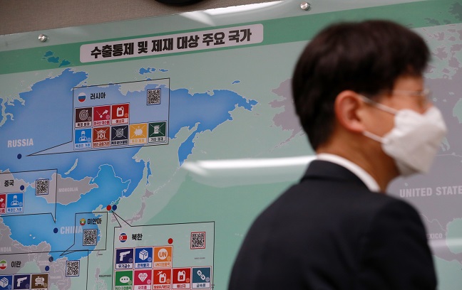 This file photo, taken Feb. 24, 2022, shows a map of countries under international sanctions. (Yonhap)