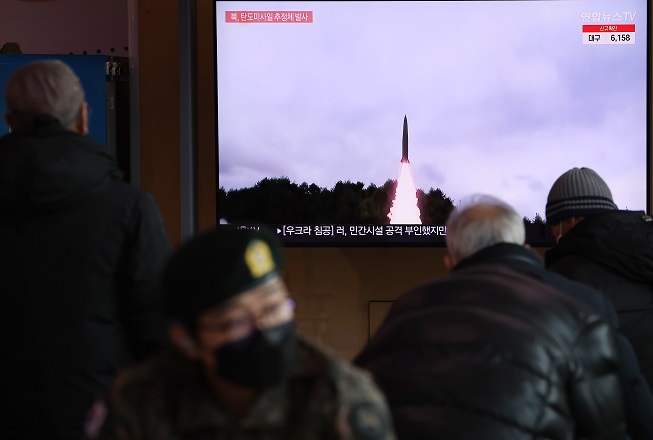 A news report on North Korea's launch of a ballistic missile is aired on a television at Seoul Station on Feb. 27, 2022. (Yonhap)