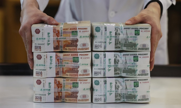 This photo, taken Feb. 28, 2022, shows a bank official sorting Russian ruble-denominated bank notes. (Yonhap)