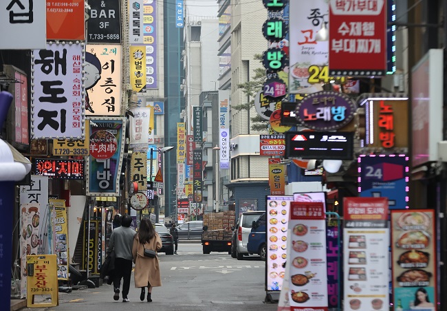 This photo taken March 1, 2022, shows a street of Jongno, central Seoul, amid the rapid spread of the more transmissible omicron variant. (Yonhap)