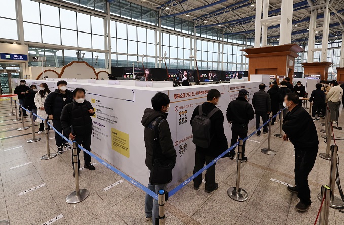 S. Korea Prepares Separate Voting Areas, Hospital Polling Stations amid Soaring COVID-19 Cases