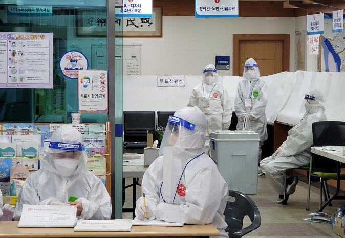 Election officials in protective gear are ready to receive voters infected with the coronavirus at a polling station for the presidential election in Chuncheon, 85 kilometers northeast of Seoul, on March 9, 2022. (Yonhap)