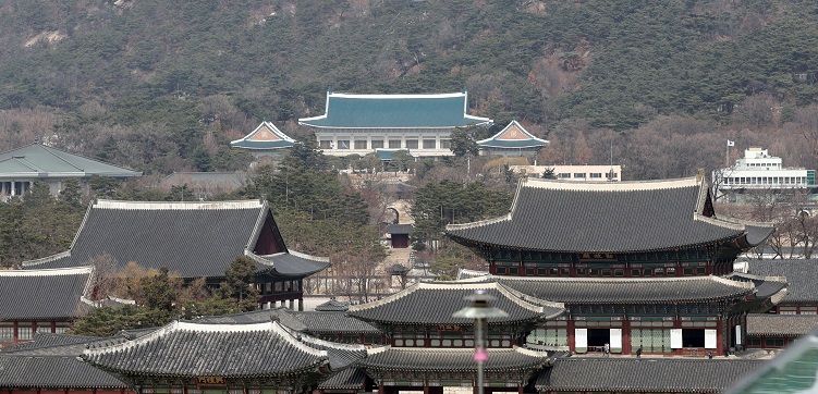 Cheong Wa Dae is seen behind Gyeongbok Palace in central Seoul on March 10, 2022. (Yonhap)