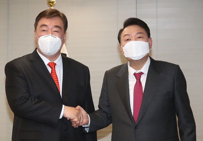President-elect Yoon Suk-yeol (R) poses for a photo with Chinese Ambassador to South Korea Xing Haiming during their meeting at the headquarters of the main opposition People Power Party in Seoul on March 11, 2022. (Pool photo) (Yonhap)