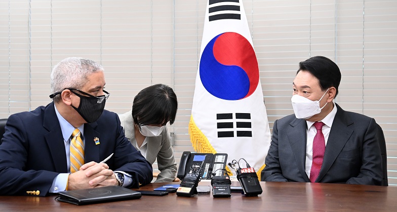 South Korean President-elect Yoon Suk-yeol (R) talks with U.S. Charge d'Affaires Christopher Del Corso during the latter's call on him at the main opposition People Power Party's headquarters in Seoul on March 11, 2022. (Pool photo) (Yonhap)