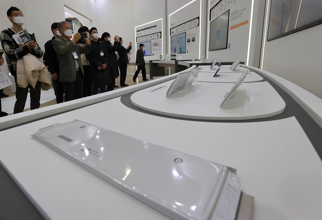Visitors tour a booth at InterBattery 2022, an international exhibition on rechargeable batteries, at COEX in Seoul on March 17, 2022. (Yonhap)