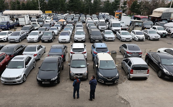 This photo, taken on March 17, 2022, shows a used car dealership in Seoul. (Yonhap)