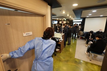 S. Korea’s New COVID-19 Cases Below 400,000 amid Eased Social Distancing