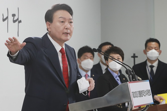 President-elect Yoon Suk-yeol gives a press conference on the relocation of Cheong Wa Dae at his transition team's headquarters in Seoul on March 20, 2022. (Pool photo) (Yonhap)
