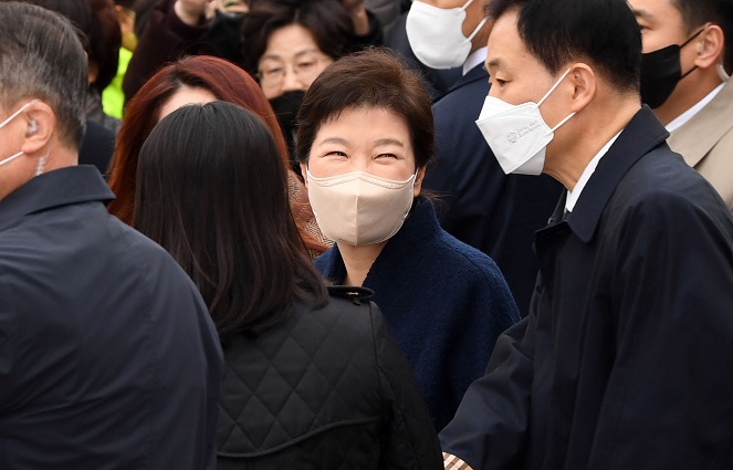 Former President Park Geun-hye (C) leaves Samsung Medical Center in Seoul on March 24, 2022. (Pool photo) (Yonhap)