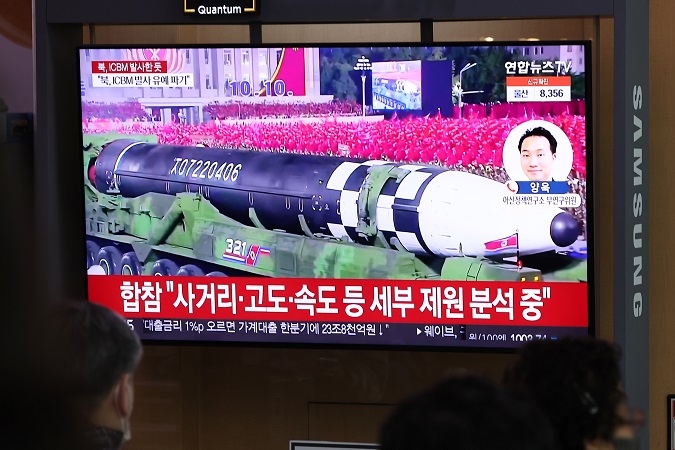 A news report on North Korea's launch of a ballistic missile is aired on a television at Seoul Station on March 24, 2022. (Yonhap)