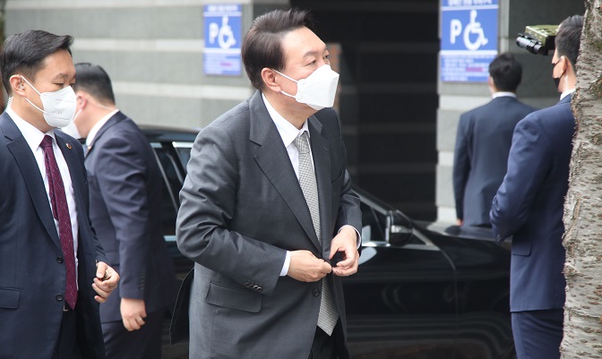 President-elect Yoon Suk-yeol (C) heads to his office in Seoul on March 25, 2022. (Pool photo) (Yonhap)