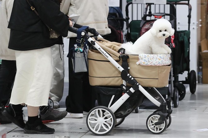The 2021 Korea Pet Show bustles with visitors at an exhibition center in Seoul on Nov. 26, 2021. (Yonhap)