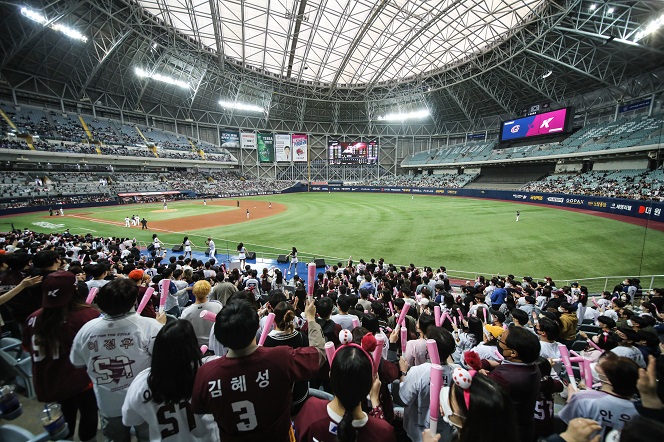 Baseball fans take in a Korea Baseball Organization regular season game between the home team Kiwoom Heroes and the Lotte Giants at Gocheok Sky Dome in Seoul on April 2, 2022, in this photo provided by the Heroes. (Yonhap)