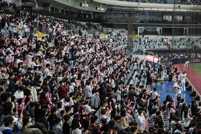 Baseball fans take in a Korea Baseball Organization regular season game between the home team Kiwoom Heroes and the Lotte Giants at Gocheok Sky Dome in Seoul on April 2, 2022, in this photo provided by the Heroes. (Yonhap)