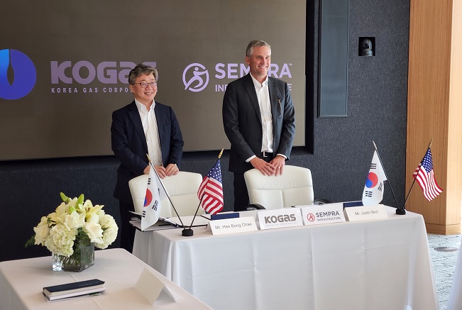 This photo provided by Korea Gas Corp. (KOGAS) on April 4, 2022, shows KOGAS CEO Chae Hee-bong (L) and Sempra Infrastructure CEO Justin Bird posing after sign a memorandum of understanding in Houston.