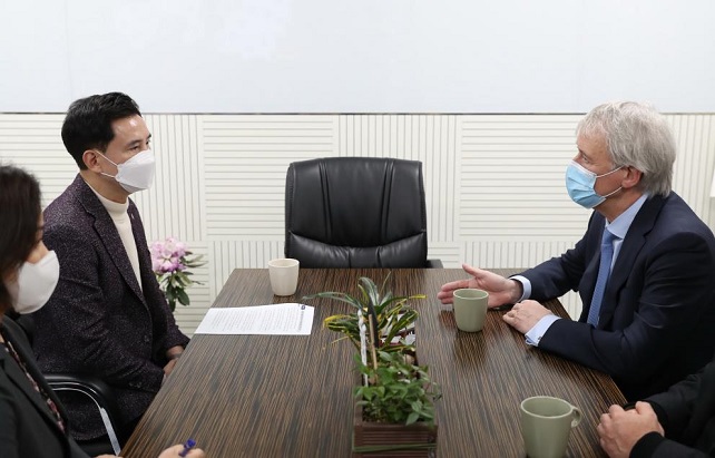 Seo Cheol-mo (L), mayor of Hwaseong, and ASML CEO Peter Wennink (R) talk, in this photo provided by the city on April 4, 2022.
