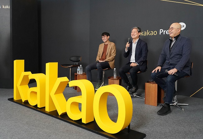 Hong Eun-taek (L), co-chief of Kakao Corp.'s new organization aimed at finding new growth engines, talks during an online press conference on April 6, 2022, in this photo provided by the company.