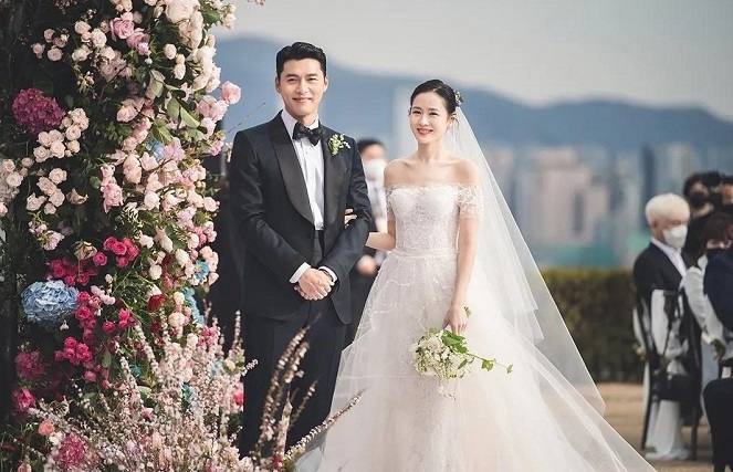 A wedding photo of Hyun Bin (L) and Son Ye-jin, provided by VAST Entertainment on April 11, 2022.