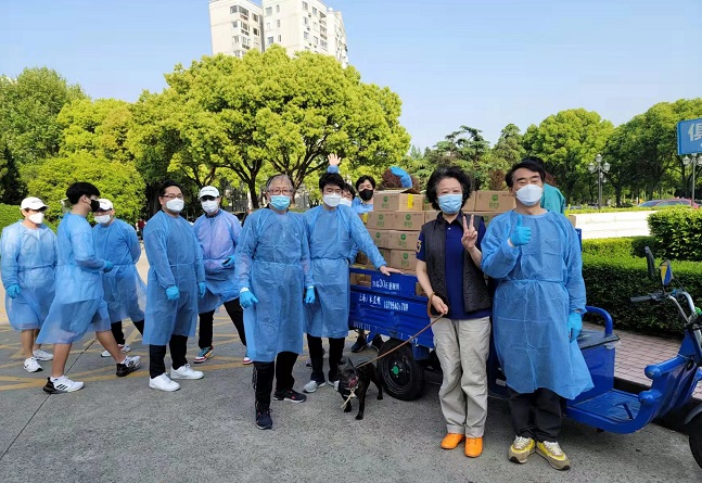 Korean Food Company Distributes Free Tofu to Residents in Shanghai