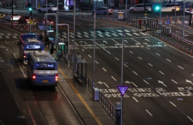 This Aug. 31, 2020, file photo shows buses at a transit center in central Seoul. (Yonhap)