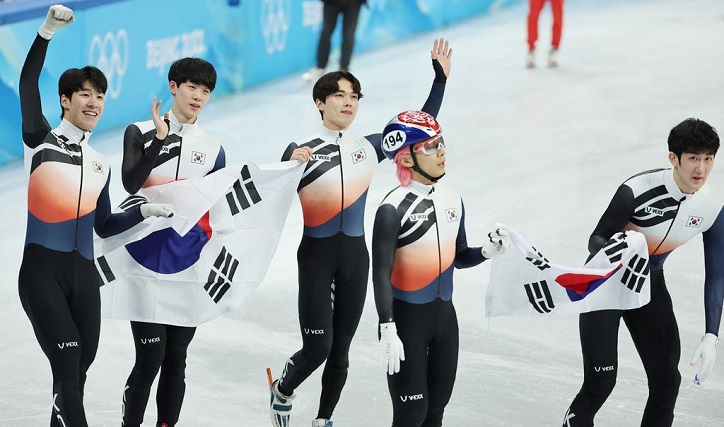 Members of the South Korean men's short track speed skating relay team celebrate their silver medal in the 5,000m relay at the Beijing Winter Olympics at Capital Indoor Stadium in Beijing on Feb. 16, 2022. (Yonhap)