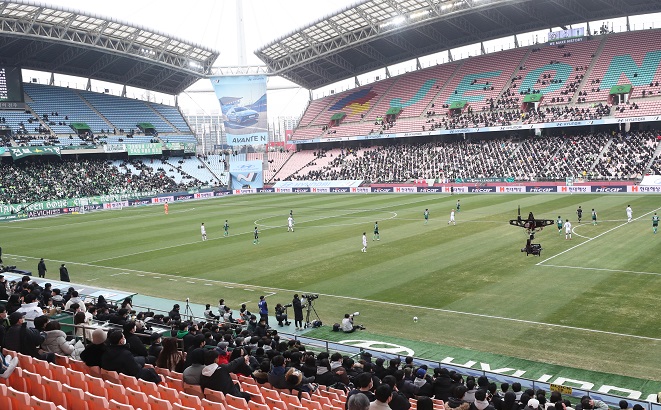 In this file photo from Feb. 19, 2022, fans watch a K League 1 match between the home team Jeonbuk Hyundai Motors and Suwon FC at Jeonju World Cup Stadium in Jeonju, 240 kilometers south of Seoul. (Yonhap)