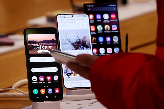 A customer checks out the Galaxy S22 smartphone at a Samsung store in Seoul, in this file photo taken March 8, 2022. (Yonhap)