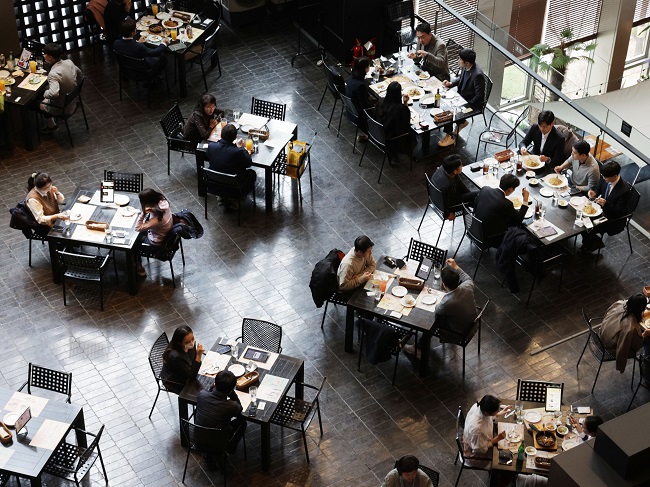 This file photo, taken March 18, 2022, shows citizens having lunch at a restaurant in Seoul. (Yonhap)