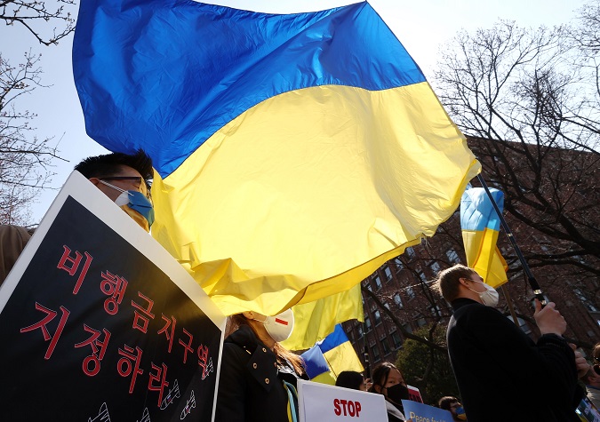 In this file photo, Ukrainians in South Korea hold a rally opposing Russia's invasion of Ukraine near a Russian embassy in Seoul on March 27, 2022. (Yonhap)