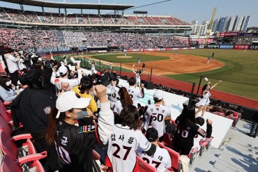 Baseball Back in S. Korea as Stadiums Return to Full Capacity