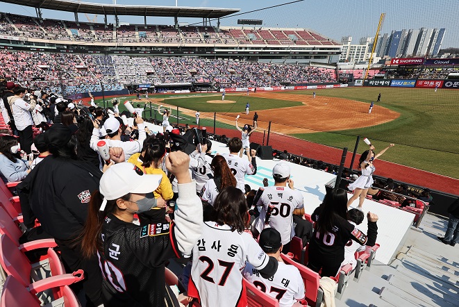 Baseball Back in S. Korea as Stadiums Return to Full Capacity