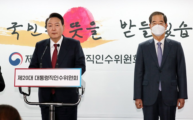 President-elect Yoon Suk-yeol (L) announces his nomination of former Prime Minister Han Duck-soo (R) as his first prime minister at the transition team's office in Seoul on April 3, 2022. (Pool photo) (Yonhap)
