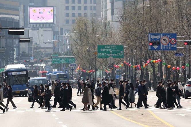 Streets bustle with office workers during lunch hours in Seoul on April 4, 2022. (Yonhap)