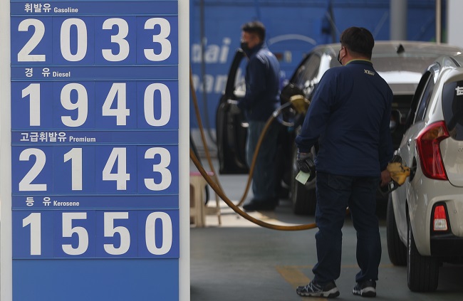 This photo, taken April 5, 2022, shows gasoline prices at a filling station in Seoul. (Yonhap)