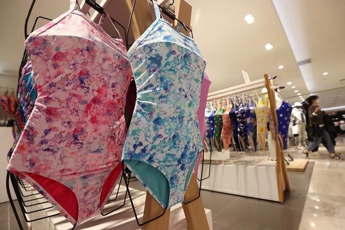 Swimsuit Sales Surge as Gov’t Lifts 2-week Quarantine for Inbound Travelers