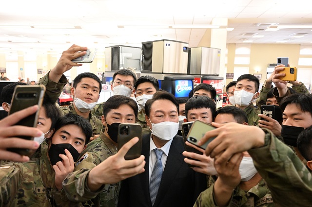 Yoon’s ‘Selfie’ with Military Personnel Sparks Controversy over Discrimination
