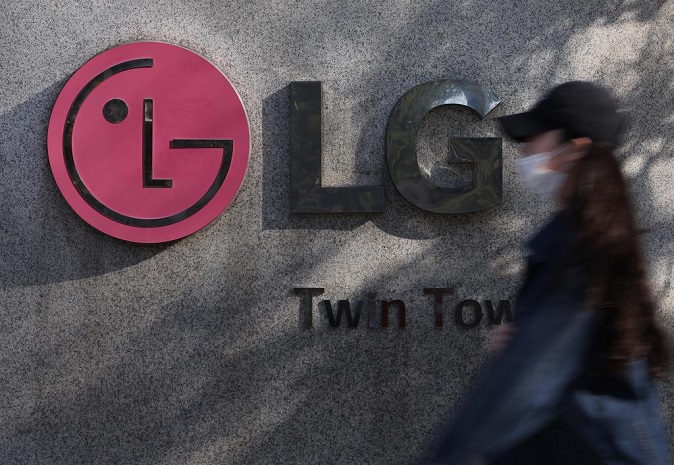 The photo shows the company logo of LG Electronics Inc. in front of its headquarters in Seoul on April 7, 2022. (Yonhap)