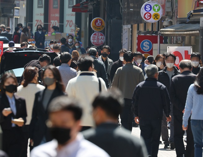 This photo, taken April 8, 2022, shows a street crowded with people wearing masks in Myeongdong, which used to be a popular tourist hotspot before the COVID-19 pandemic outbreak two years ago. (Yonhap)