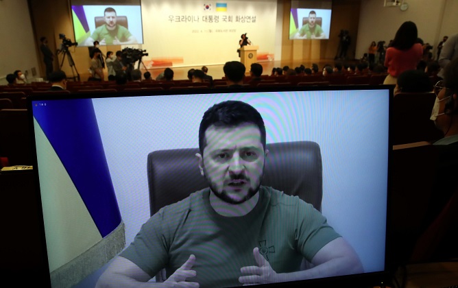 Ukrainian President Volodymyr Zelenskyy gives a virtual speech to the National Assembly in Seoul on April 11, 2022. (Pool photo) (Yonhap)